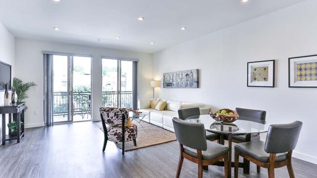 Foto del edificio - 4354 Teesdale Ave