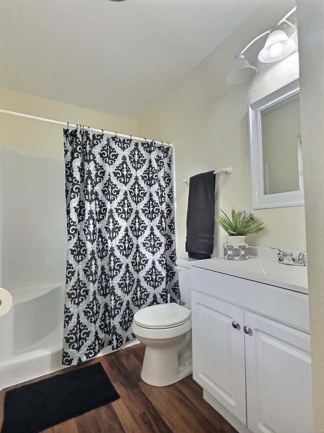 7643 Glen Mont Dr Unit Master Bed and Bath, San Antonio, TX 78239