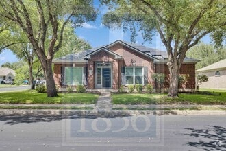 Building Photo - 1204 Thackeray Ln