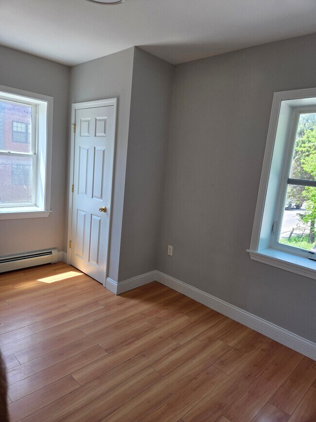 Building Photo - 61 Malletts Bay Ave