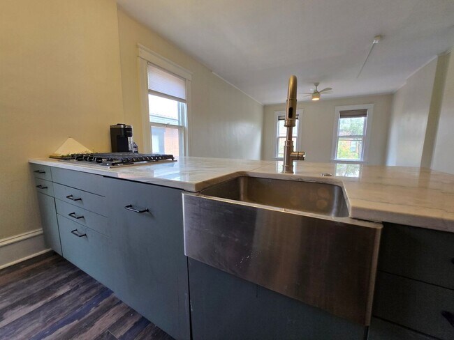 Building Photo - Charming 2BR Top Floor Apartment in Columbus