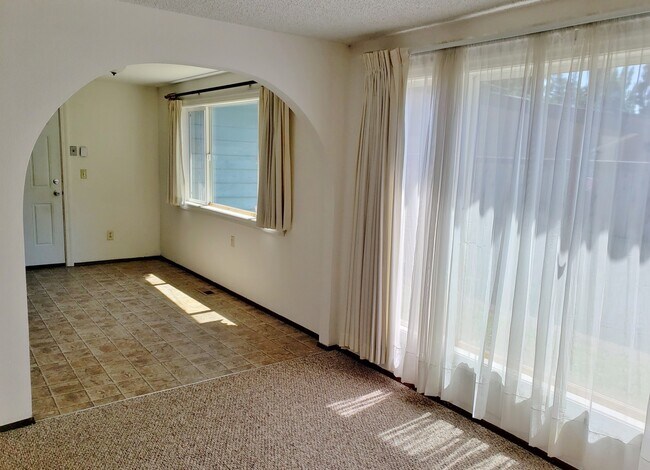 Building Photo - 338 - Don't Miss This Deal!!!