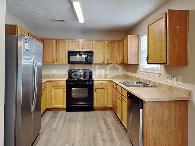 Building Photo - 567 River View Dr