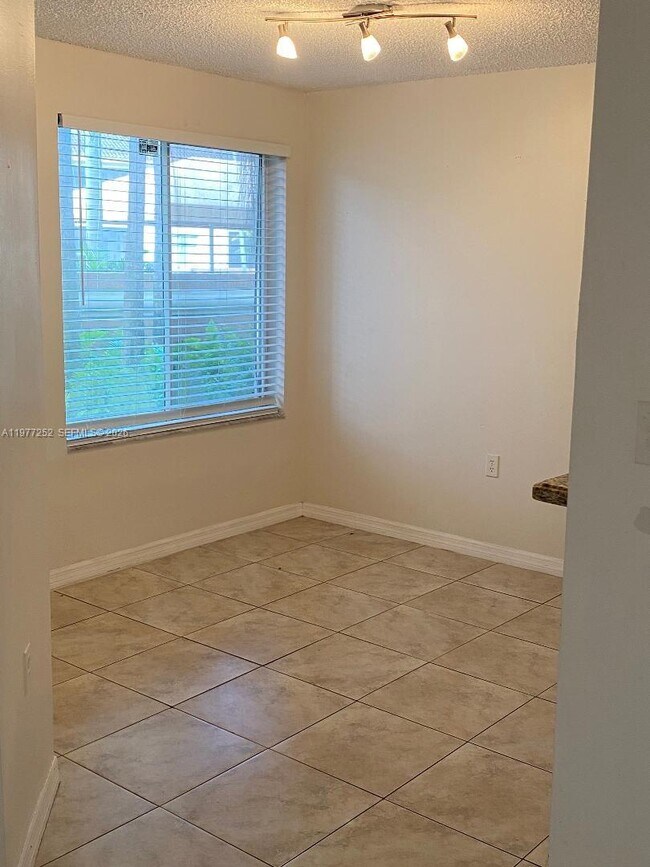 Foto del edificio - 22104 Glenmoor Dr