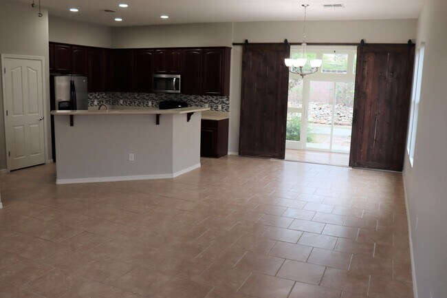 Building Photo - Corona de Tucson 3 Bed 2 Bath Single Story...