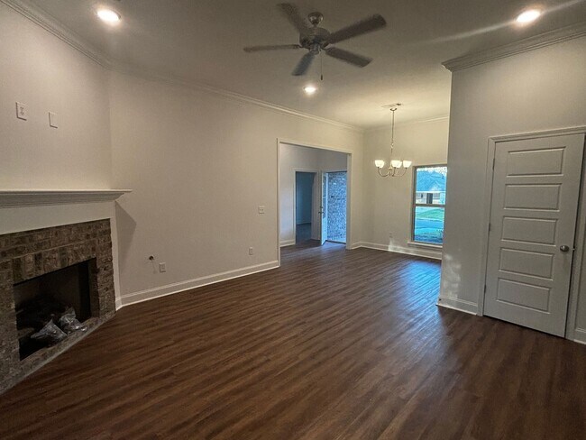 Foto del edificio - ****JUST REDUCED!!PLUS 1ST MONTHS RENT IS ...