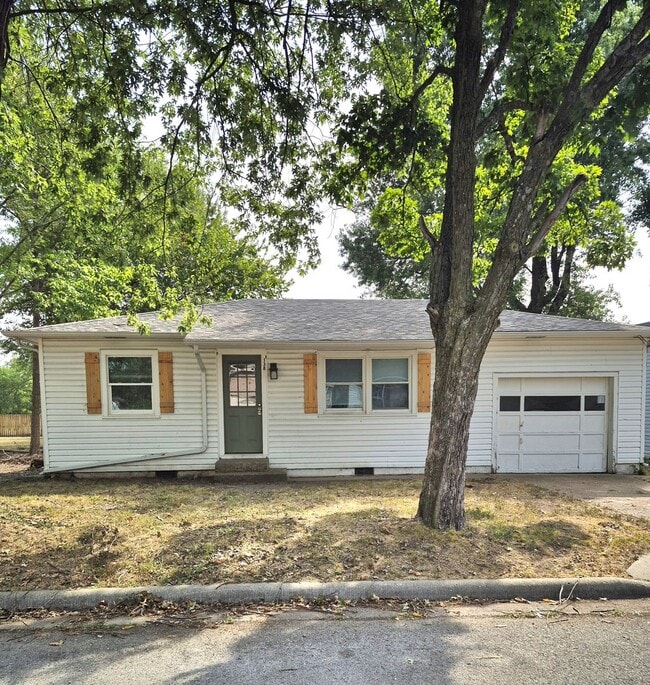 Building Photo - 2 bed, 1 Bath house in Bolivar, Mo! Call Quick!