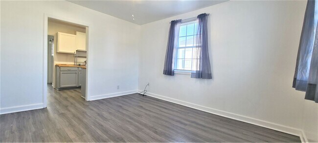 Building Photo - 321 Carver St