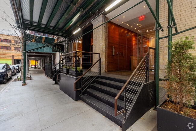 Building Photo - 95 Vandam St