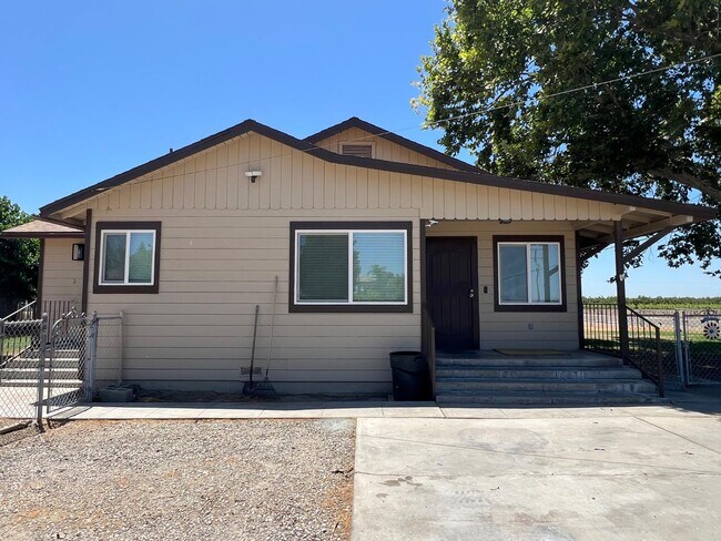 Building Photo - 15162 S McCall Ave