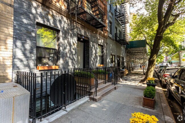 Entrance - 343 E 92nd St