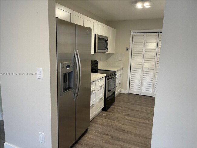 Building Photo - $3580 2460 SW 16th St # Front