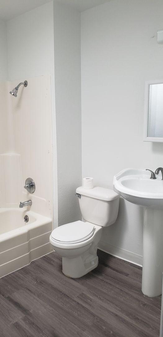Building Photo - Newly Remodeled 2 bedroom 1 1/2 bath townh...