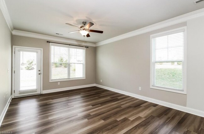 Foto del edificio - Impeccable maintenance-free 2 level 4 bedr...