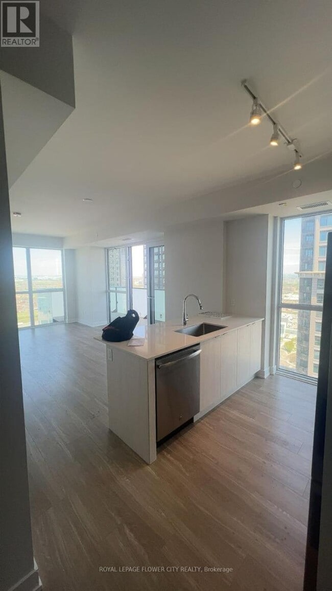 Photo du bâtiment - 430-3430 Square One Dr