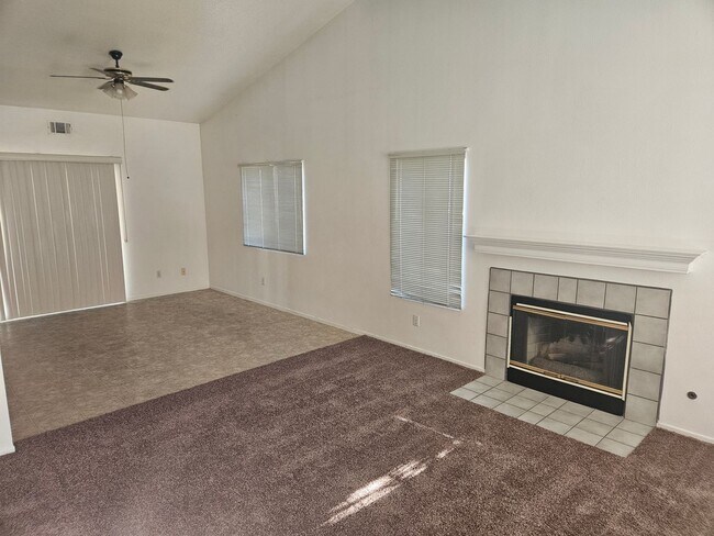 Building Photo - 3 BEDROOM VICTORVILLE HOME