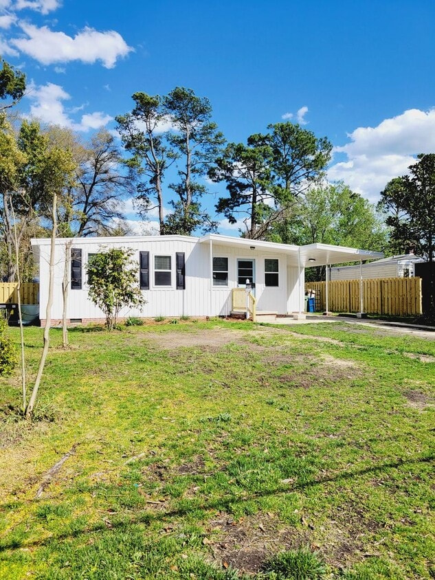Primary Photo - SUNSET PARK - Updated interior and fenced ...