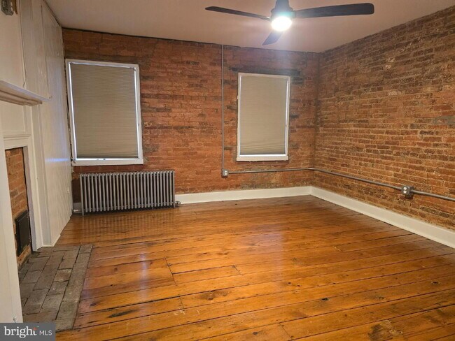 Building Photo - "Charming 1-Bed Rowhouse with Granite Elegance & Hardwood Warmth in Frederick!"