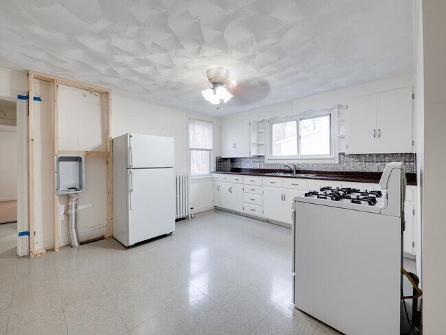 Building Photo - 18 E Silver St