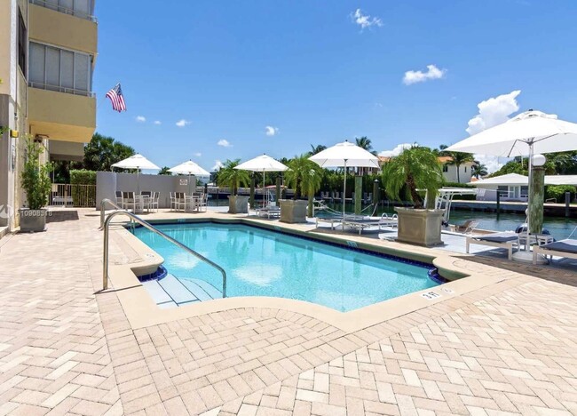 Building Photo - 9660 W Bay Harbor Dr