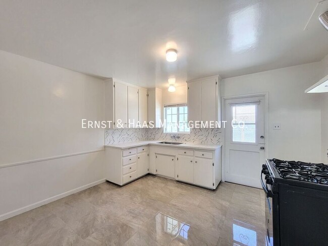 Foto del edificio - 6576 Falcon Ave