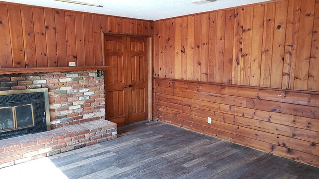 Building Photo - 3 Bed, 2 Bath Hesperia Home!!