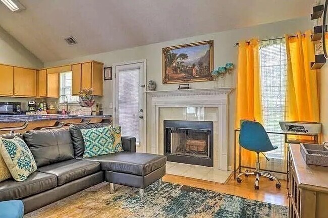 Foto del edificio - Room in Single Family Home on Oak Dr