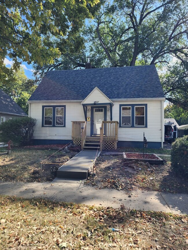 Building Photo - Nice updated 3 Bedroom House in a Great Ne...