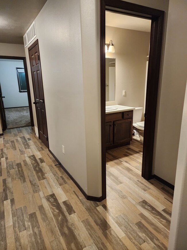 Building Photo - Three bedroom two bathroom Twin home