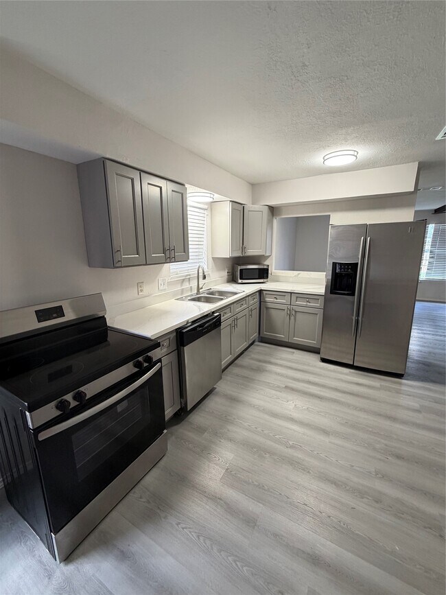 Foto del edificio - 6618 McCullum Rd