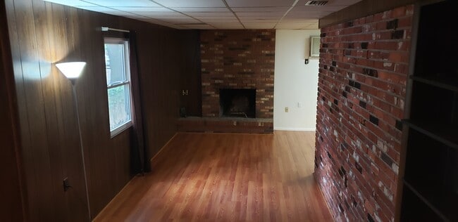 Él - 2305 NE 10th Terrace