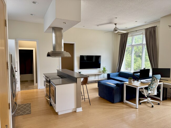 High ceilings. TV mount can be left or removed. - 714 15th St