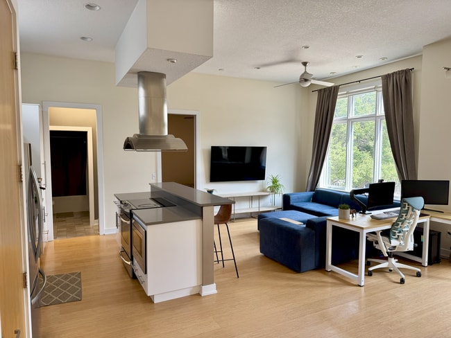 High ceilings. TV mount can be left or removed. - 714 15th St