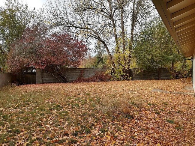 Foto del edificio - 649 SW Pioneer Dr