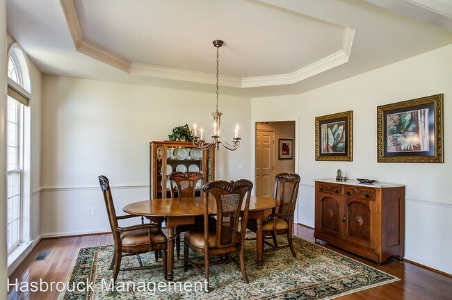 Foto del edificio - 121 Whispering Woods Pl