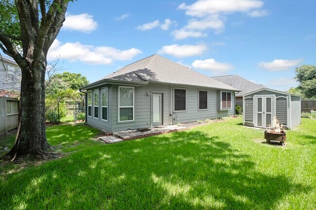 Building Photo - 421 Livingstone Ln