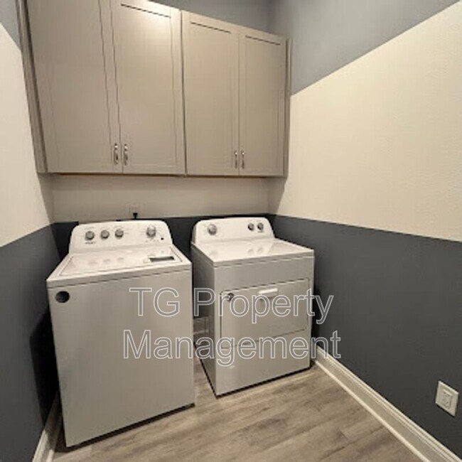 Foto del edificio - 4484 Sun Lily Ct