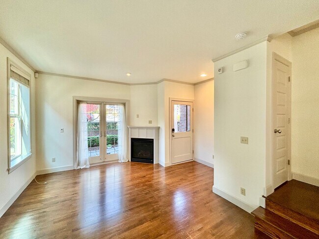 Building Photo - Gorgeous townhome with Space Needle, Mt Ra...
