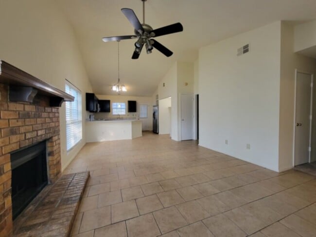 Building Photo - ***3 BEDROOM 2 BATH in Mesquite***