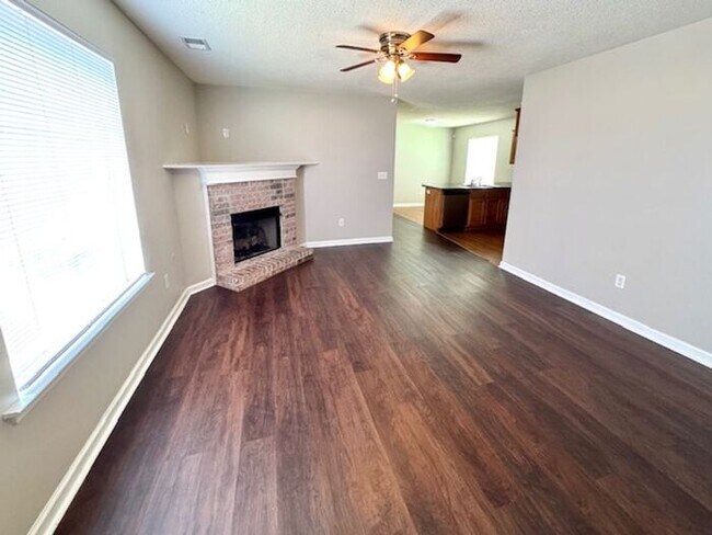 Foto del edificio - Cordova 3 Bedroom 2 Bath Home Available Now!