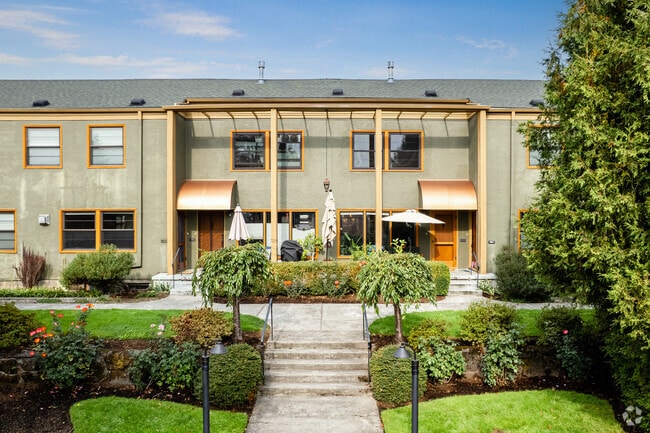 Building Photo - 2025 SE Caruthers St