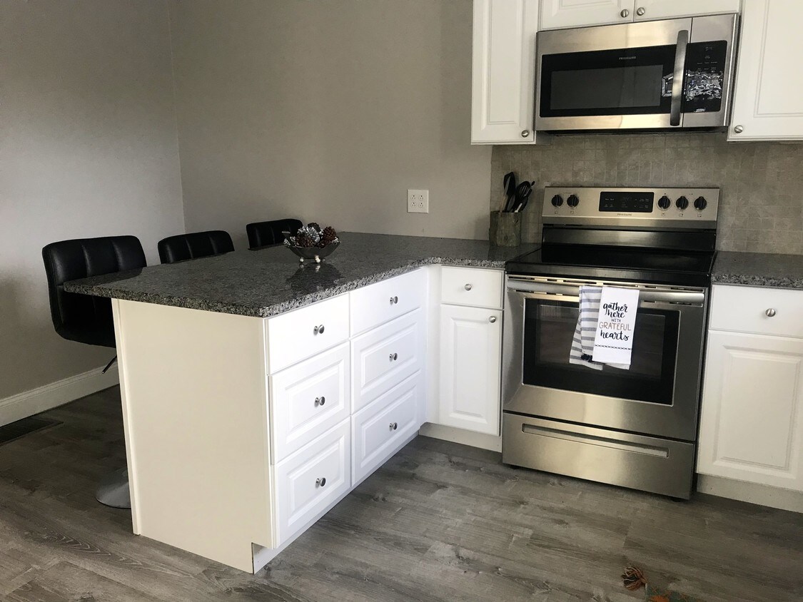 Kitchen - 9458 Elm St