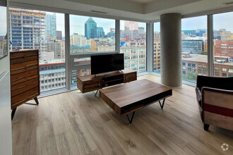 Building Photo - 1180 Rue de Bleury