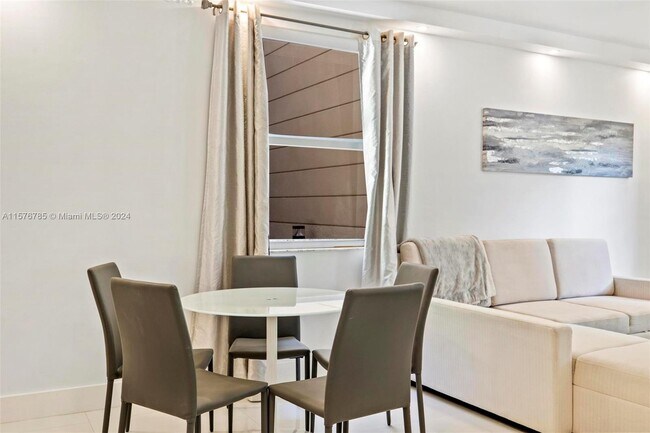 Foto del edificio - 17125 N Bay Rd