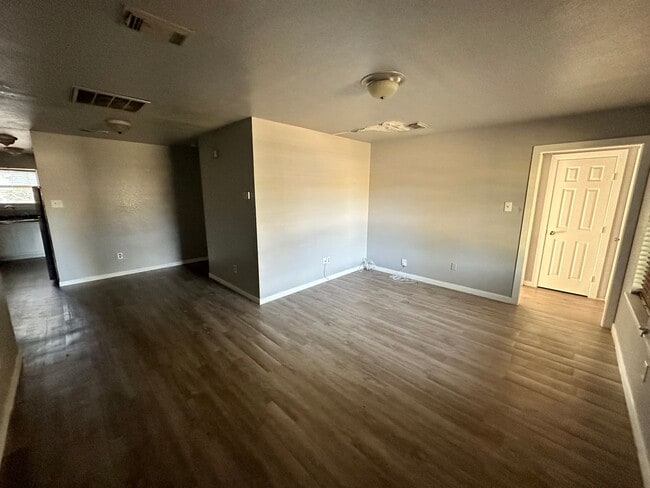Building Photo - 4 Bedroom 2 Bathroom in 76105 Available!