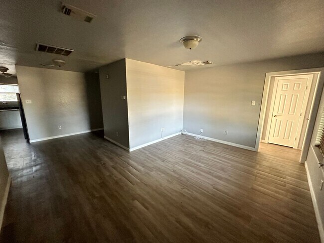 Foto del edificio - 4 Bedroom 2 Bathroom in 76105 Available!