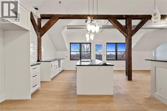 Building Photo - 247 Brock St