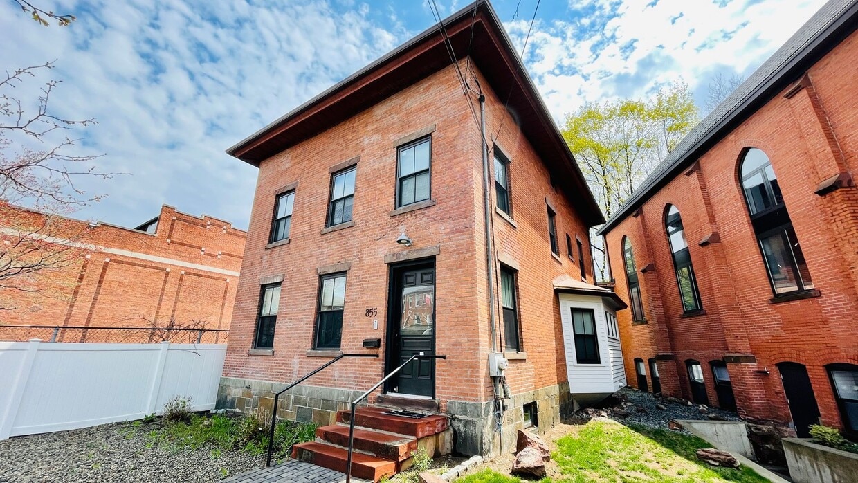 Two-Storey Historic Brick Townhouse in Eas... - Two-Storey Historic Brick Townhouse in Eas...