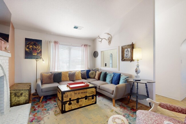 Foto del edificio - 5215 Carruthers St NE