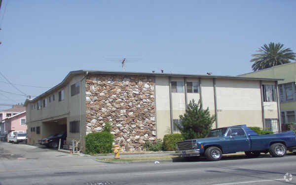 Building Photo - 727 E 7th St